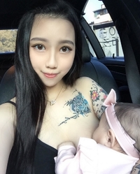 18歲爆乳小媽媽！在「奶脹到最大的時候」哺乳...擠爆吊嘎差點掉出來！網瘋狂搶吸